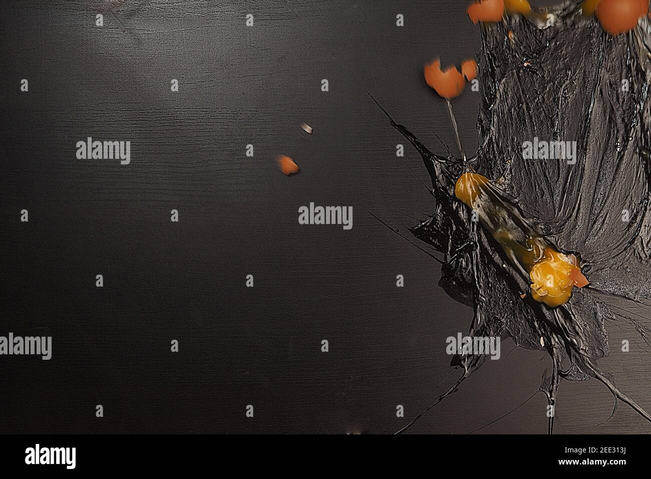 Un uovo rotto su sfondo nero. Tuorlo crudo, proteina e guscio. Grande, isolato. Foto Stock