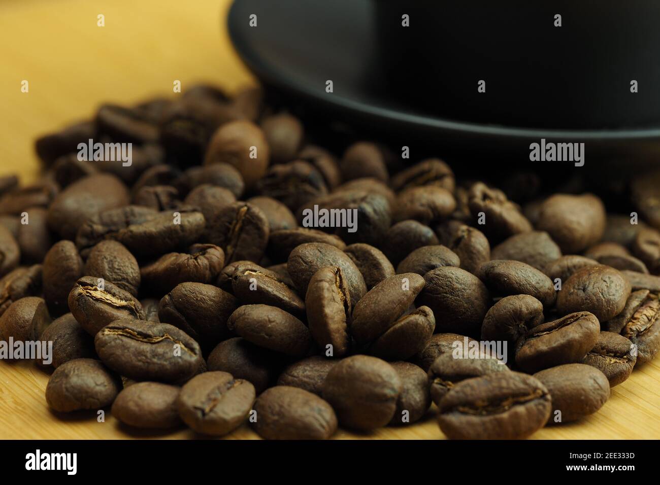 Sfondo caffè. Lo sfondo è fatto di chicchi di caffè naturali. Bokeh. Foto Stock