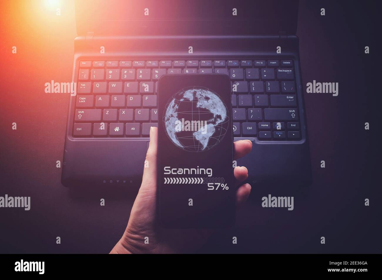 Mani femminili che utilizzano smartphone, smartphone con gologramma virtuale del globo digitale e computer notebook. Bock up. Rete globale di concetto. Affari Gr Foto Stock