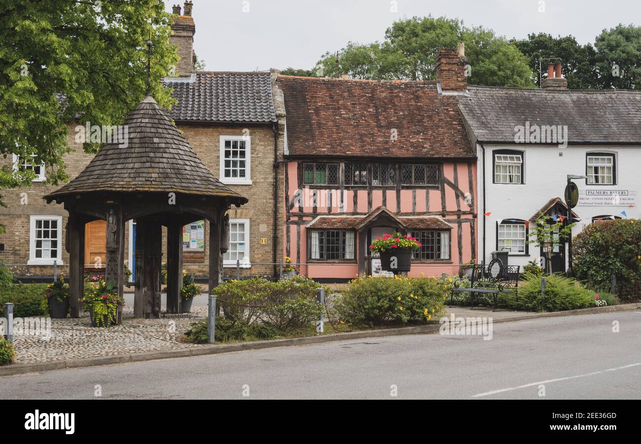 Triangolo di villaggio in Woolpit, Suffolk con case stile cottage sullo sfondo Foto Stock