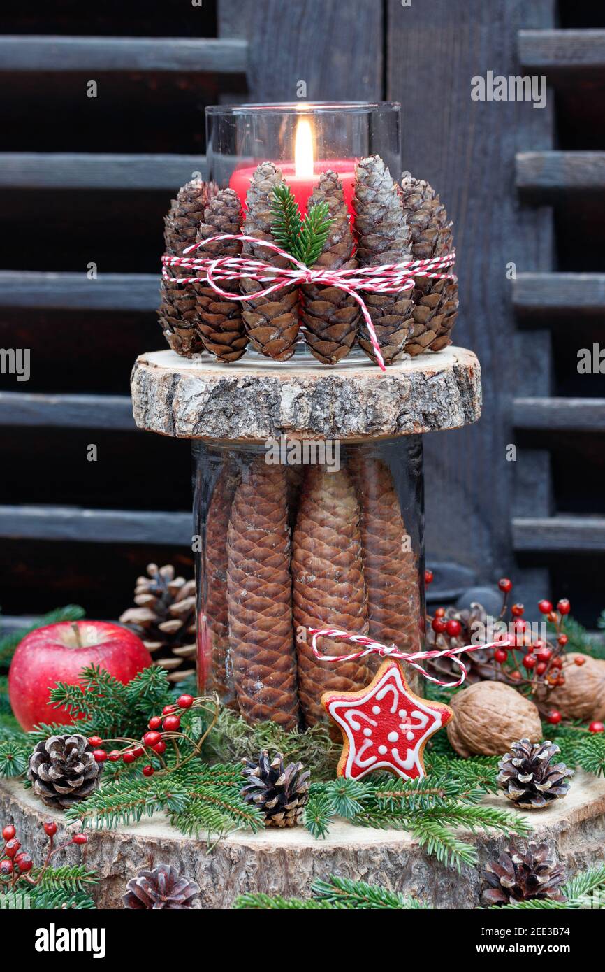 decorazione di natale con candela e coni di abete Foto Stock