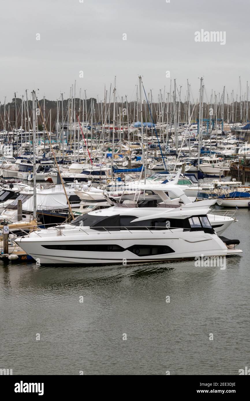 un porto turistico pieno di yacht a lymington nella nuova foresta piena di yacht e barche a motore Foto Stock