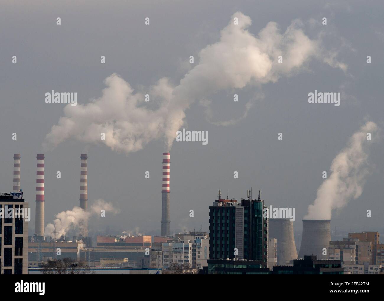 Vista mattutina dei camini fumanti sopra i quartieri residenziali suburbani Area di Sofia Bulgaria Europa orientale UE gennaio 2021 AS concetto di inquinamento Foto Stock