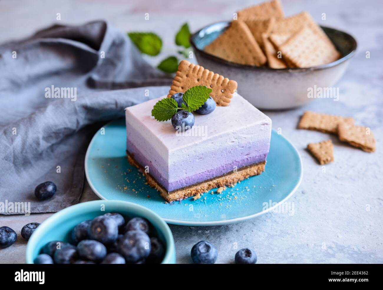 Deliziosa cheesecake al mirtillo senza cottura con frutti di bosco freschi Foto Stock