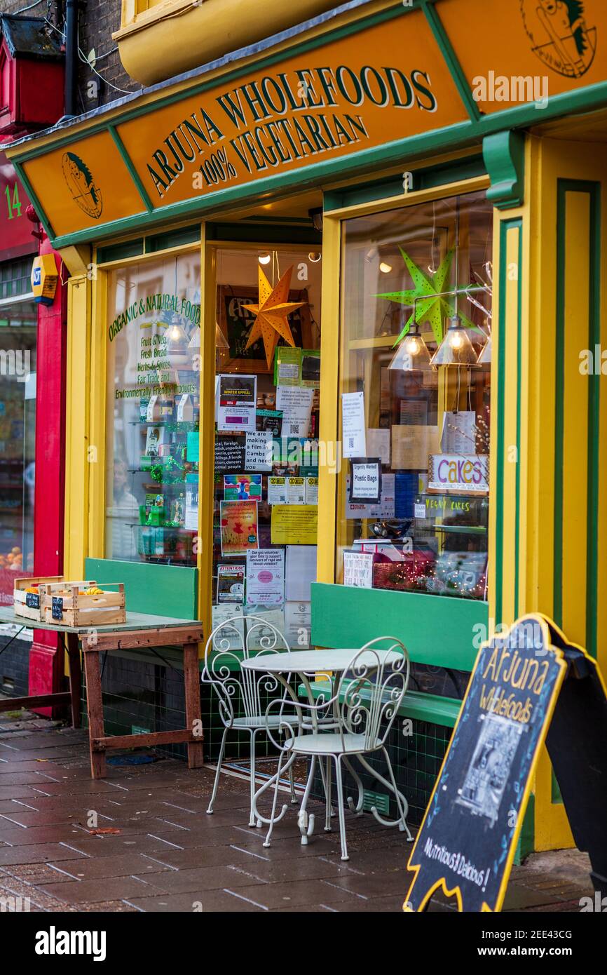 L'Arjuna Wholefood Shop in Mill Road, Petersfield Cambridge, un'area di negozi indipendenti e ristoranti. Arjuna vende prodotti biologici e vegitari. Foto Stock