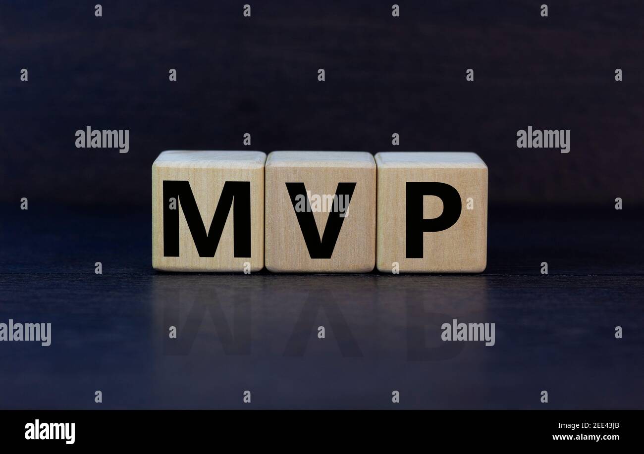 MVP, simbolo del prodotto minimo. Cubetti di legno con la parola MVP, prodotto minimo vitale. Splendido sfondo grigio. Business e MVP, minimo viabl Foto Stock