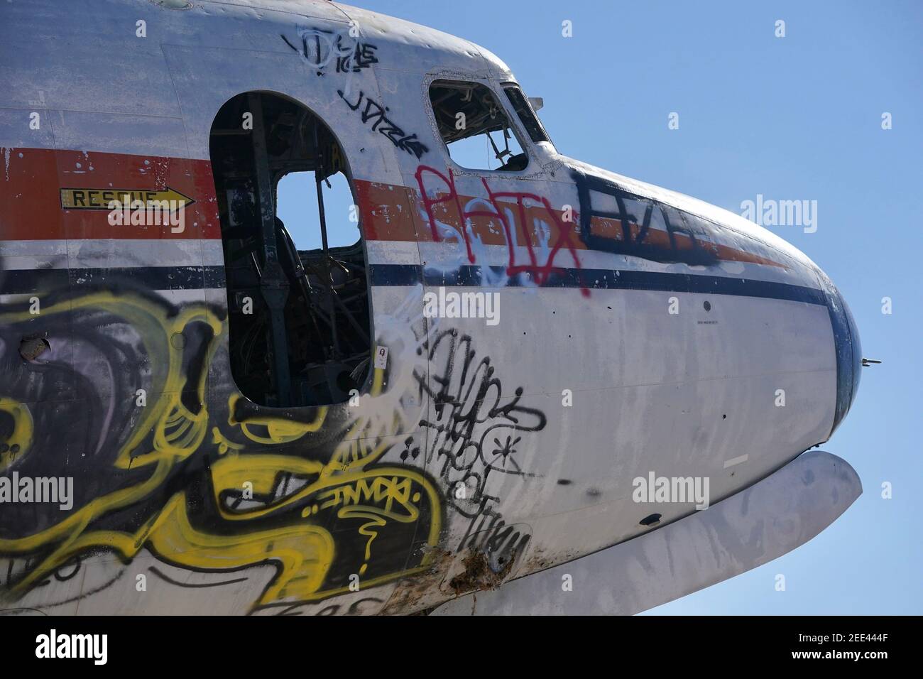 Aerei abbandonati coperti di graffiti nel deserto fuori da Phoenix, Arizona. Foto Stock