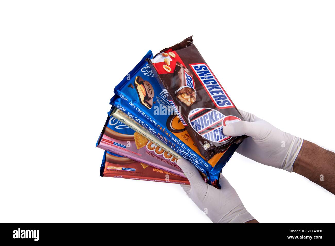 Pacchetti di vari cioccolatini su sfondo isolato Foto Stock