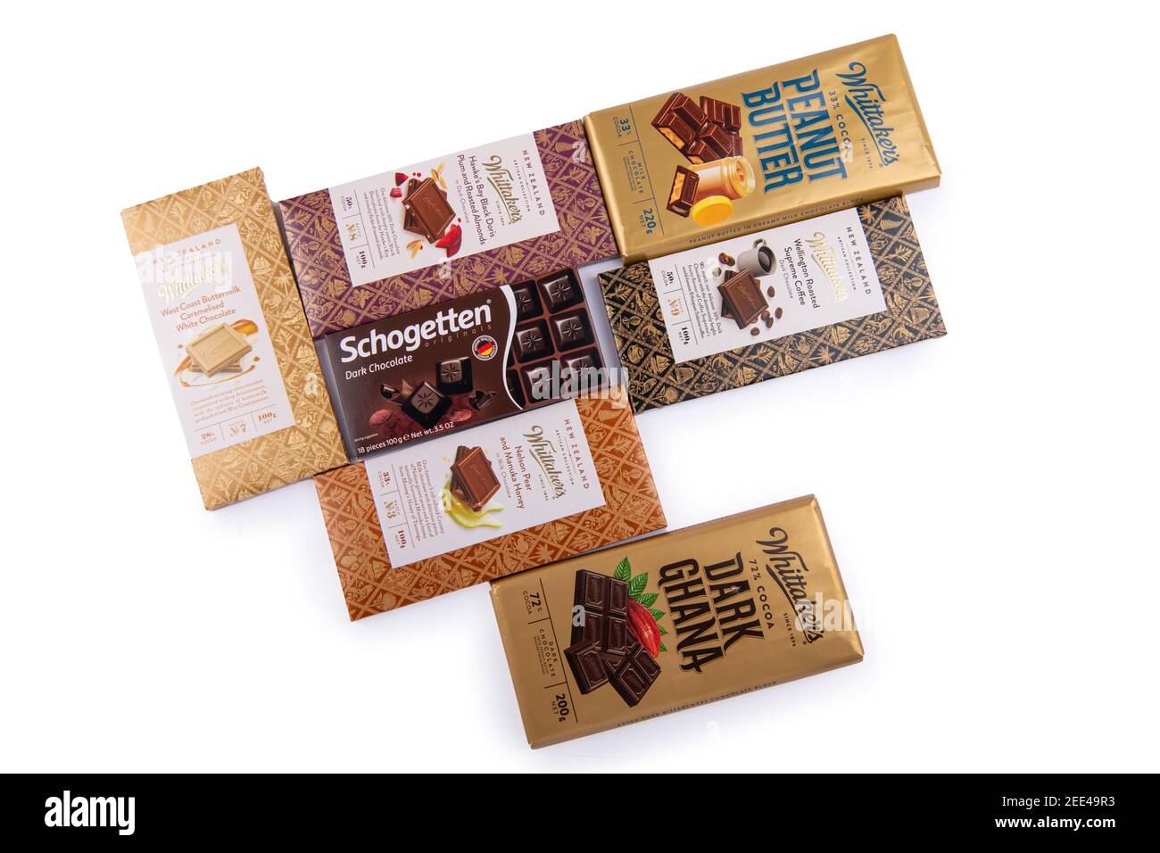 Pacchetti di vari cioccolatini su sfondo isolato Foto Stock