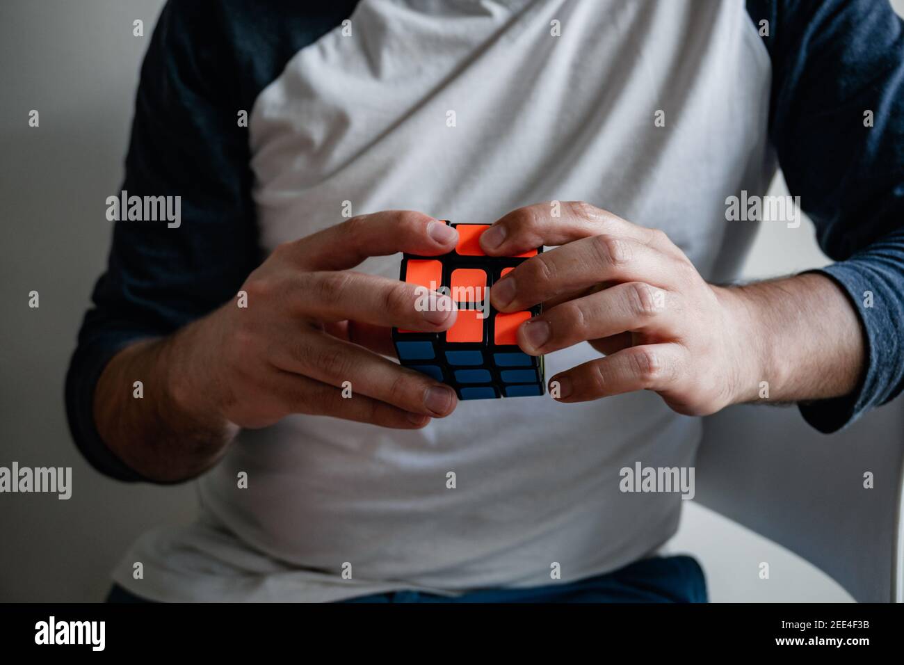uomo molto intelligente risolvere un cubo di rubik, livello di iq molto alto, giovane molto intelligente Foto Stock