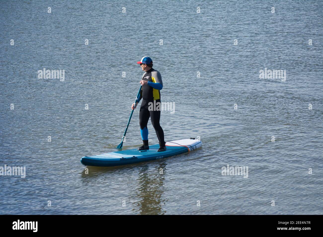 Persone che nuotano su paddle board a Clevedon, Regno Unito. Foto Stock