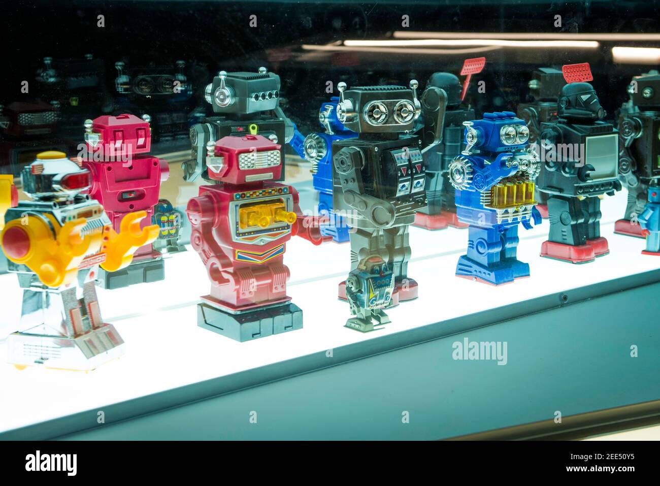Robot giocattolo giapponesi in mostra alla mostra Into the Unknown: A Journey through Science Fiction, al Barbican, Londra. Data immagine: Giovedì 1 giugno 2017. Il credito fotografico dovrebbe essere: © DavidJensen/EMPICS Entertainment Foto Stock