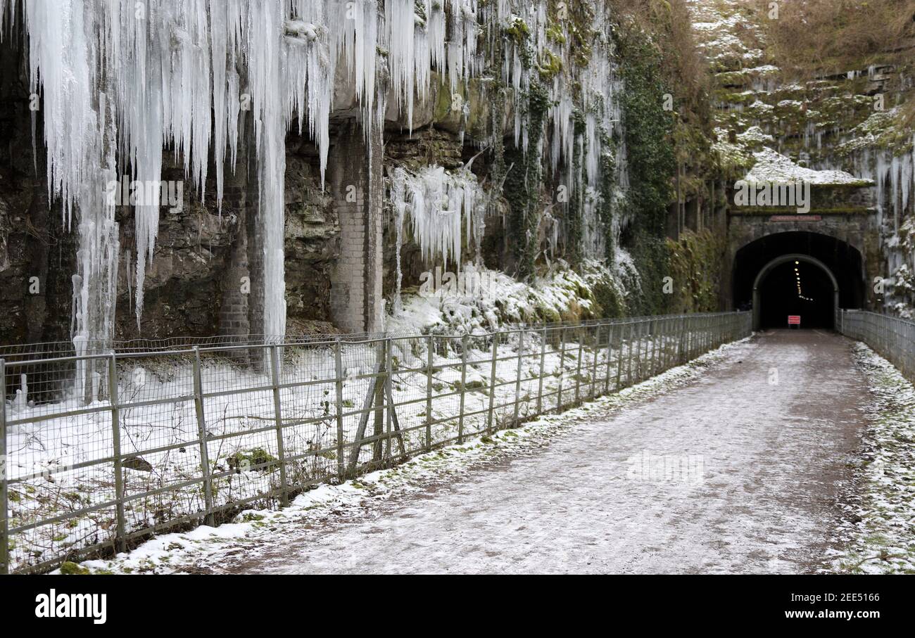 Headstone Tunnel sul Monsal Trail che doveva essere chiuso a causa di ghiaccioli pericolosi Foto Stock