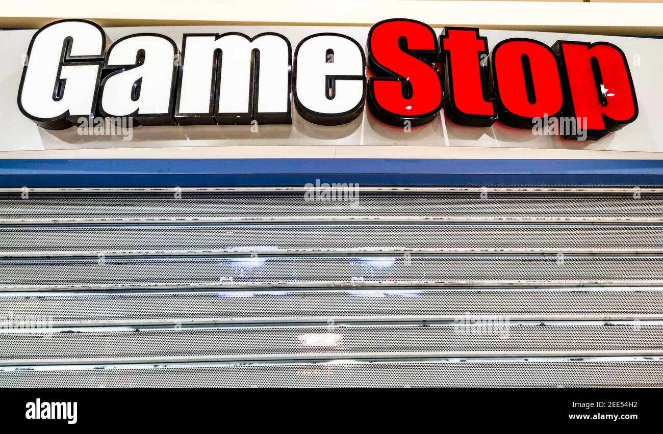 Bologna, Italia - 15 febbraio 2021: Negozio Gamestop nella città di Bologna. GameStop Corp. È un rivenditore americano di software per videogiochi e intrattenimento Foto Stock