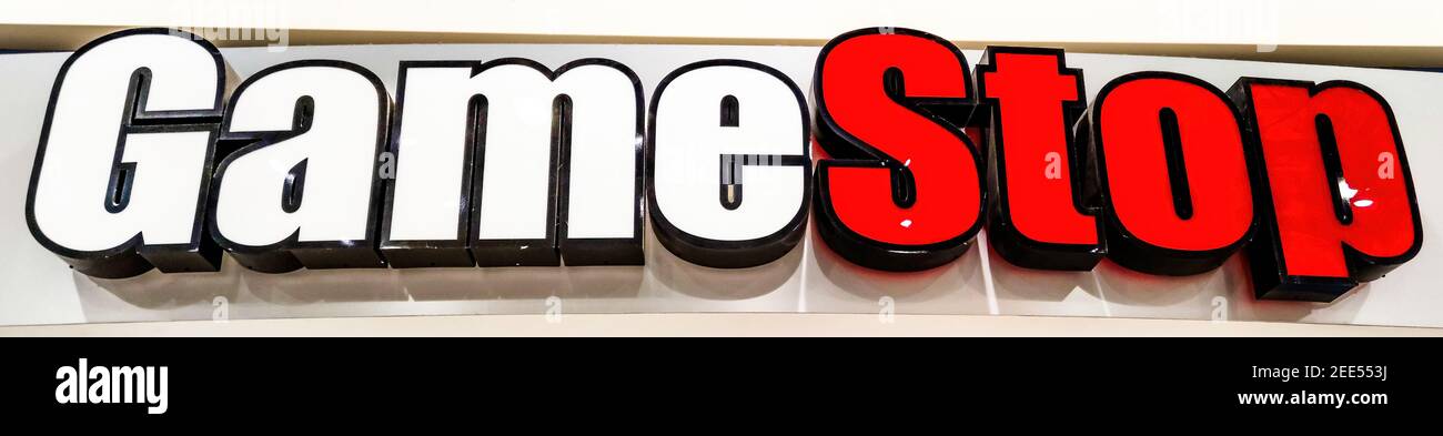 Bologna, Italy - Feb 15, 2021: Gamestop Logo del negozio di vendita al dettaglio di Bologna. GameStop Corp. È un videogioco americano e software di intrattenimento Foto Stock