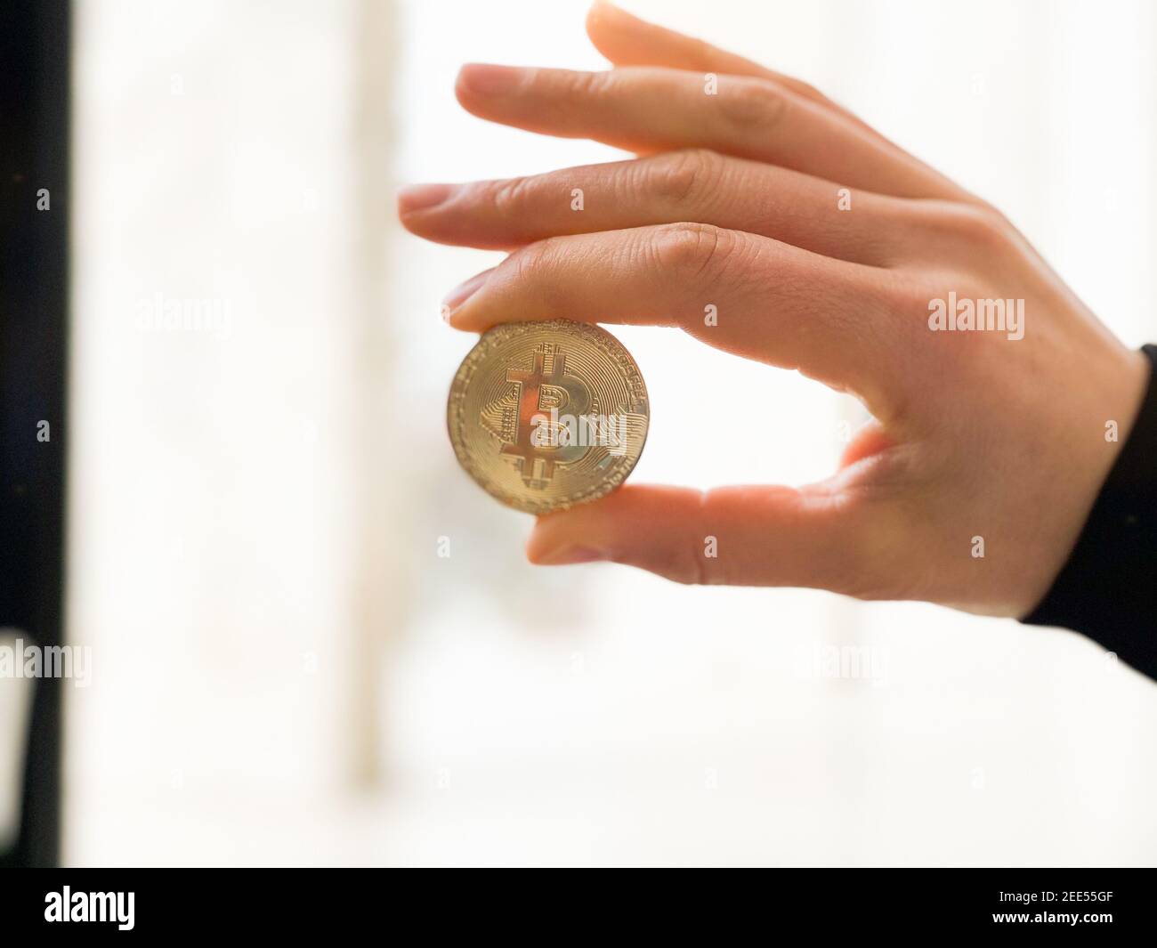 Donna che tiene in mano il simbolo della criptovaluta . Foto Stock