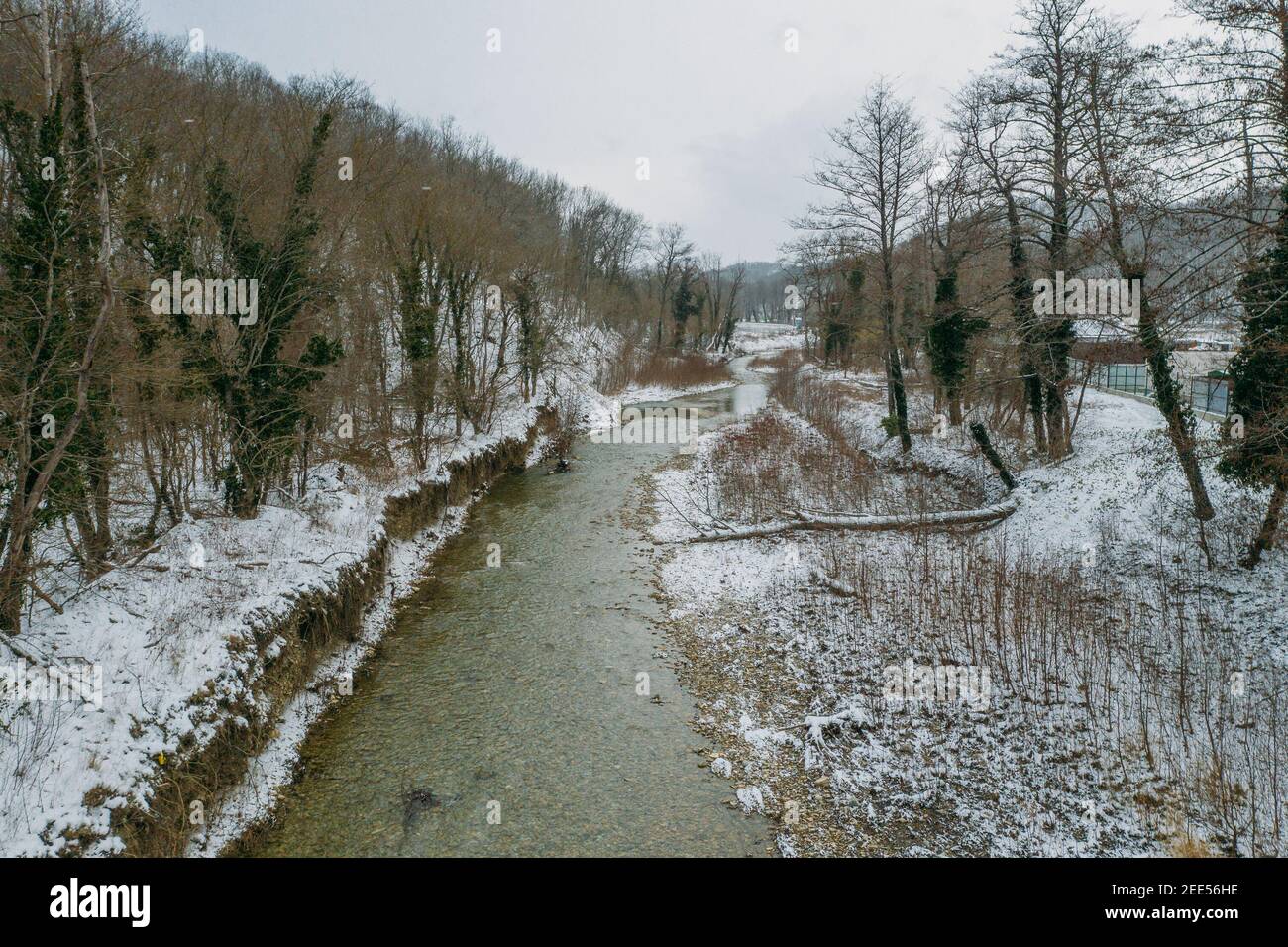 Vista aerea del letto del fiume nella gola di montagna. Inverno fiume in tempo di neve. Foto Stock