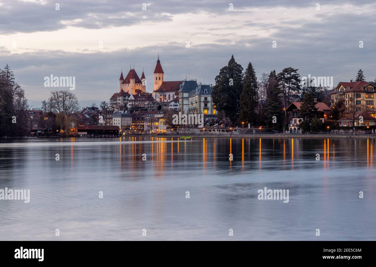 Città vecchia di Thun skyline con castello e chiesa riflessa nel fiume aare di notte con illuminazione, cantone berna svizzera. Foto Stock