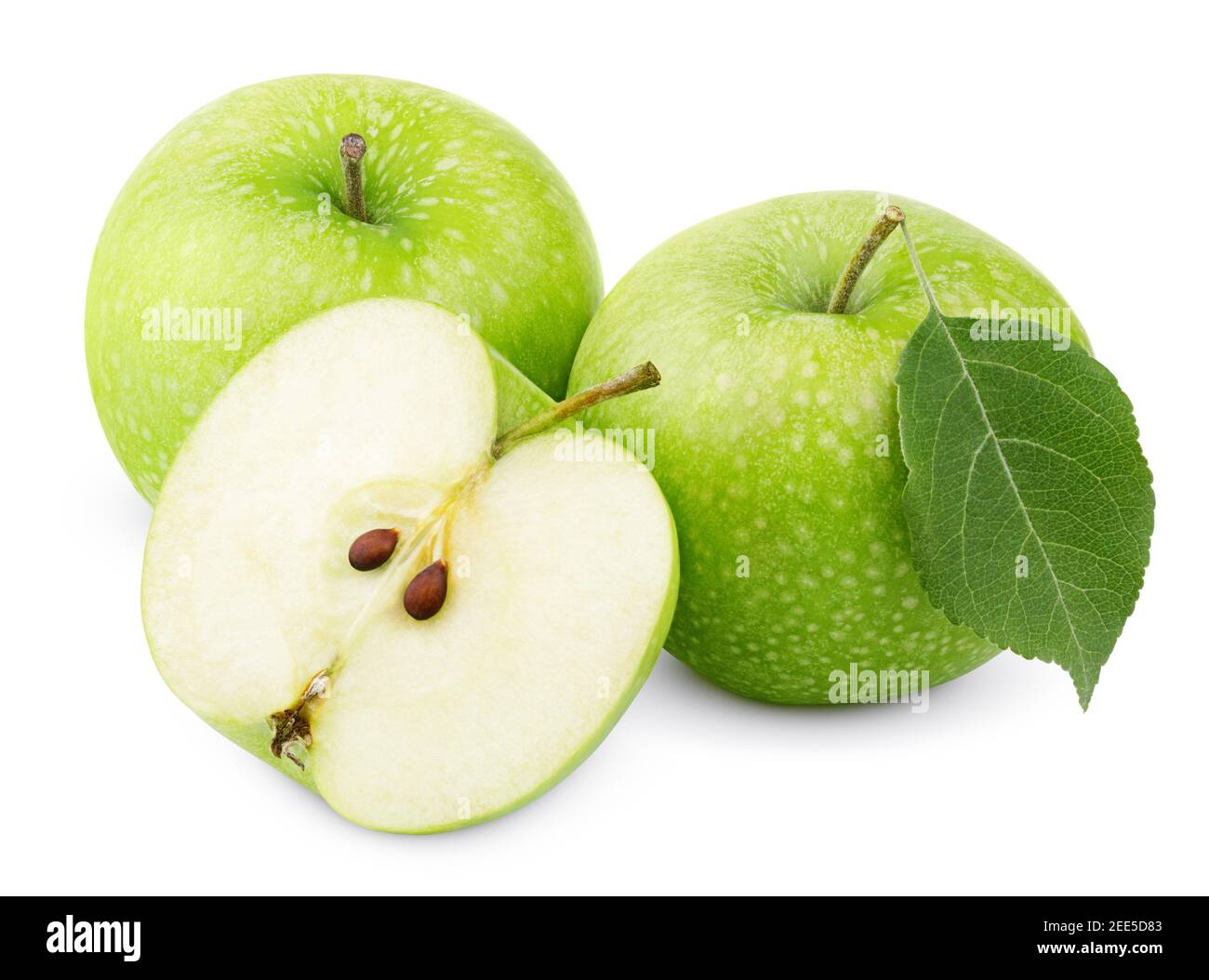 Mele verdi mature con foglie di mela e mezzo isolato di mela su sfondo bianco con tracciato di ritaglio Foto Stock