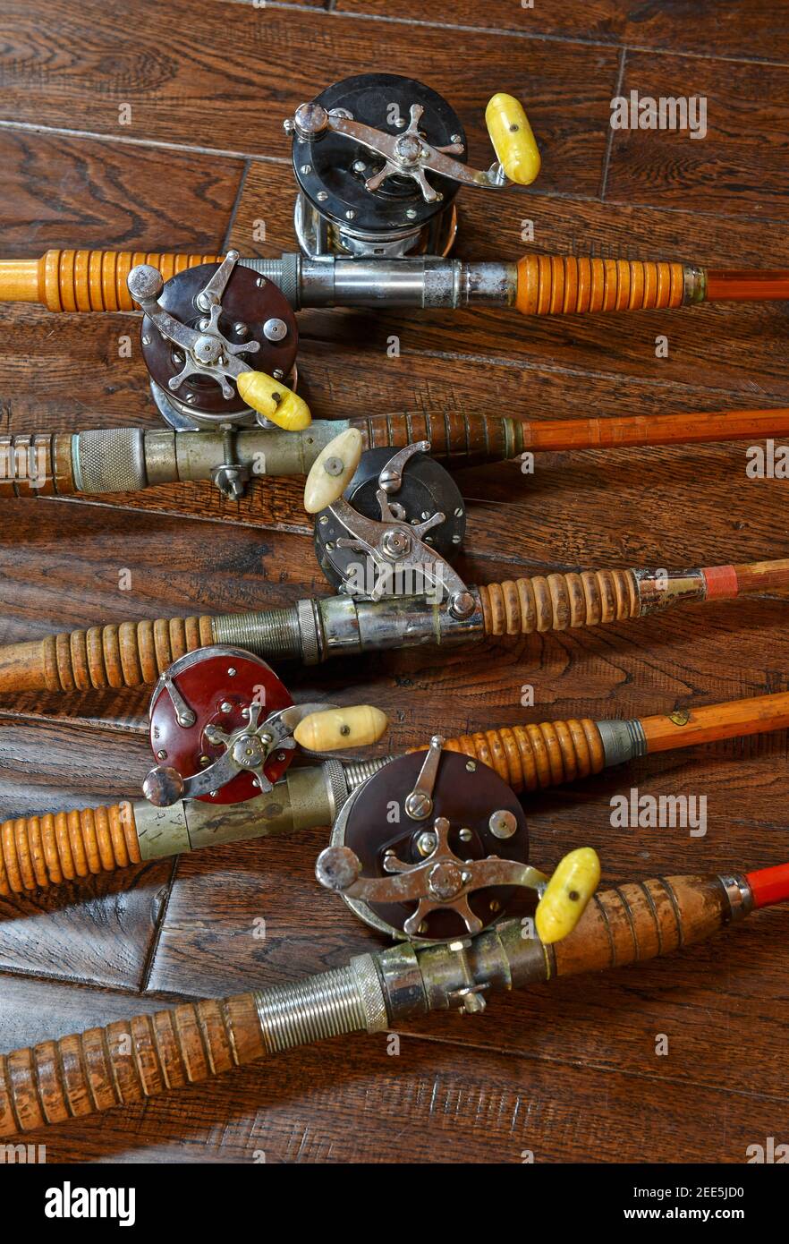 Canne da pesca di bambù vintage e bobine convenzionali Foto stock - Alamy