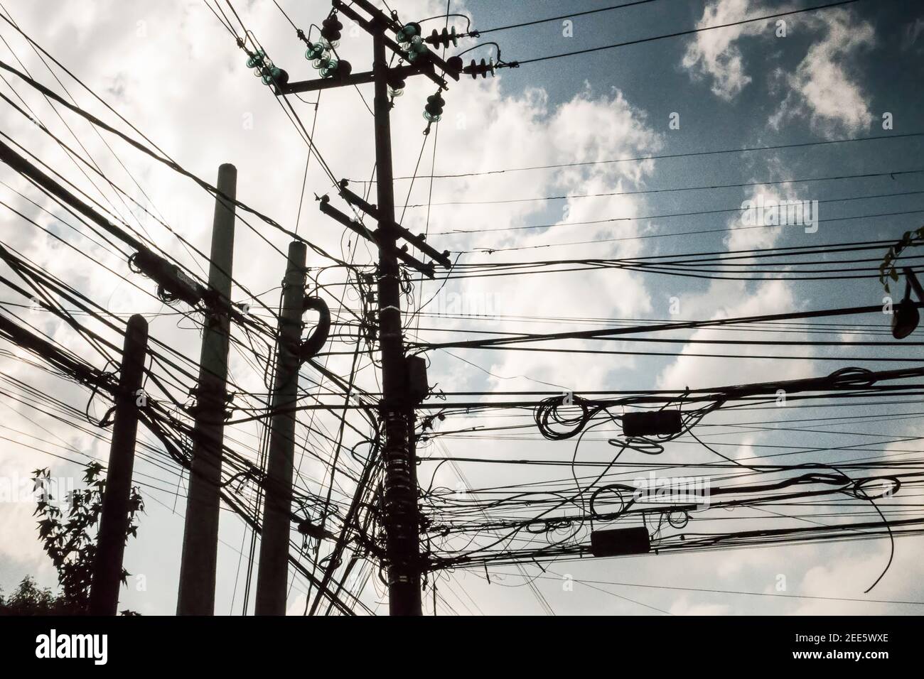 cavi sui poli del telegrafo Foto Stock