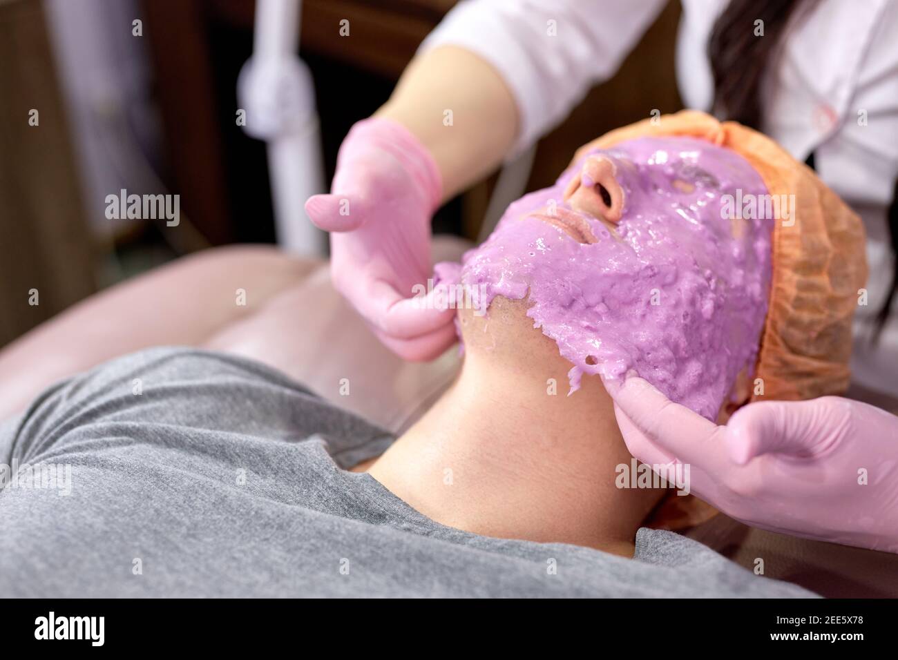 cosmetologist irriconoscibile che si stacca da una maschera del viso  maschile, viso e corpo cura della pelle ritiro, le procedure di bellezza  nel salone di bellezza. salute, essere Foto stock - Alamy