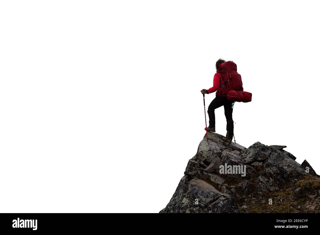 Hiker ragazza avventuroso con le mani in su sulla parte superiore di a. Ripida scogliera rocciosa Foto Stock