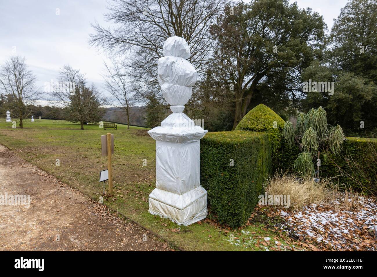 Statue e sculture avvolti in plastica bianca per la protezione contro il gelo e il freddo, Polesden Lacey, Great Bookham, Surrey, se England Foto Stock