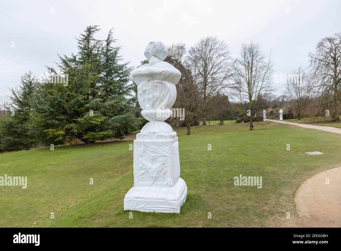 Statue e sculture avvolti in plastica bianca per la protezione contro il gelo e il freddo, Polesden Lacey, Great Bookham, Surrey, se England Foto Stock