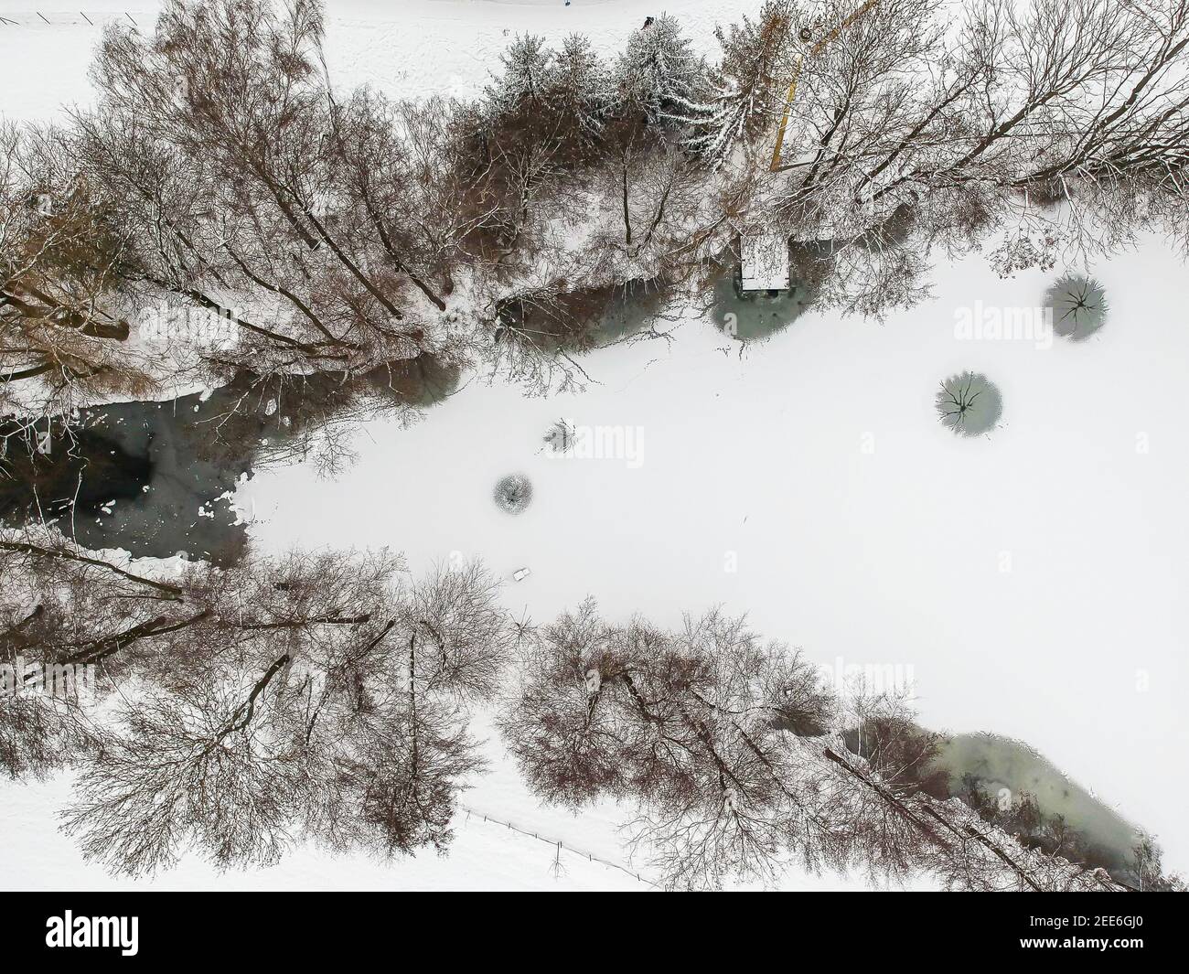 Nupaky, repubblica Ceca - 09 Febbraio 2021. Vista aerea del piccolo stagno congelato in inverno sotto la neve con gli alberi intorno Foto Stock