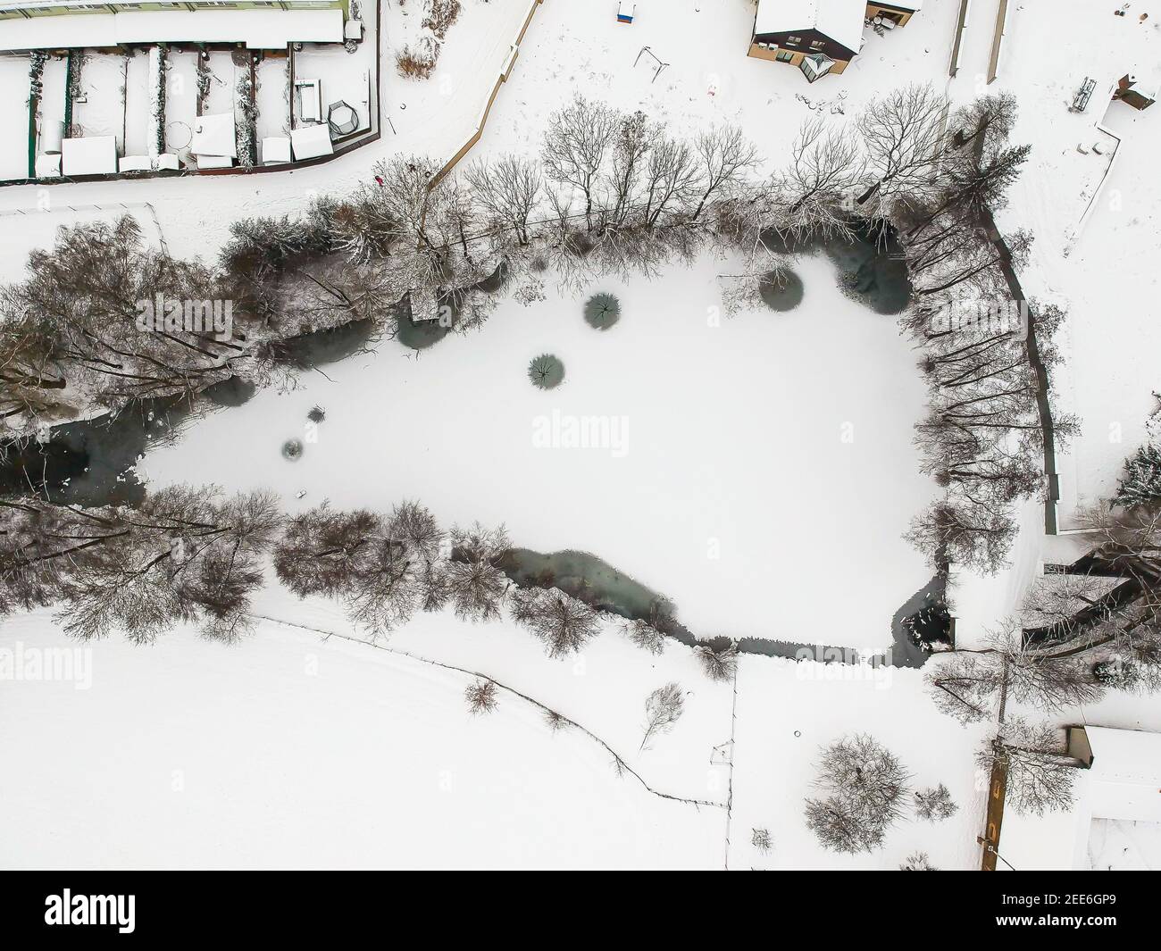 Nupaky, repubblica Ceca - 09 Febbraio 2021. Vista aerea del piccolo stagno congelato in inverno sotto la neve Foto Stock