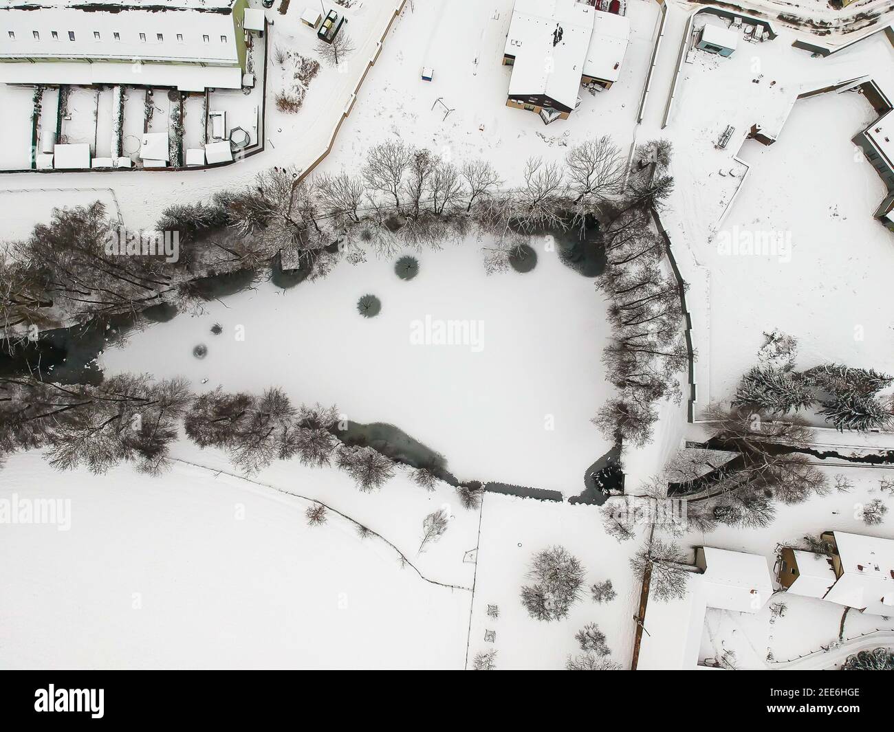 Nupaky, repubblica Ceca - 09 Febbraio 2021. Vista aerea del piccolo stagno congelato in inverno sotto la neve Foto Stock