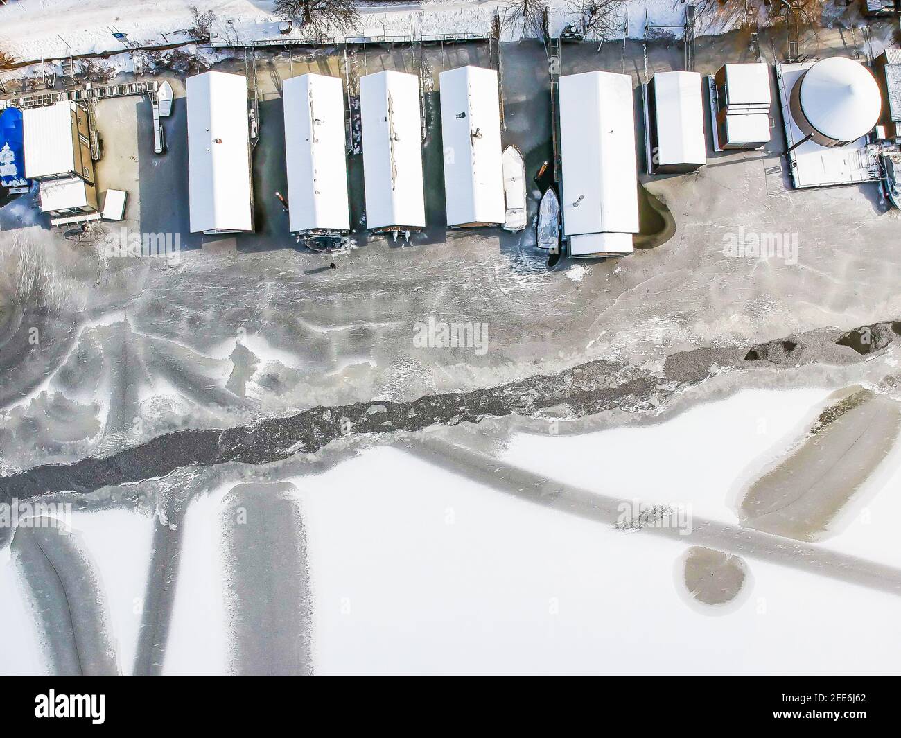 Vista aerea di case galleggianti in ruscello ghiacciato con neve su i tetti Foto Stock