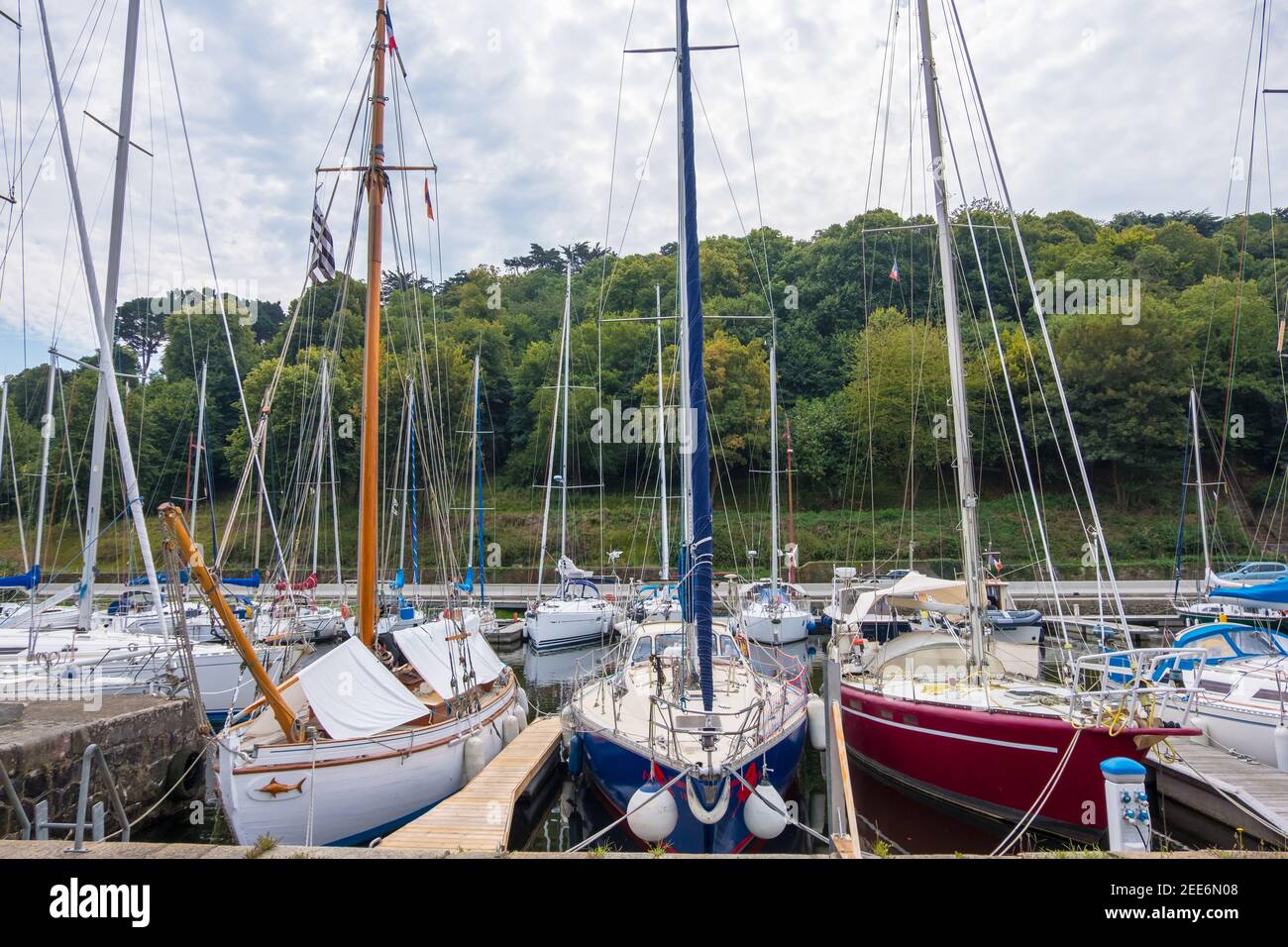 Saint-Brieuc, Francia - 27 agosto 2019: Porto di Legue sul fiume le Gouet a Plerin con varie barche a vela e yacht, Bretagna, Francia Foto Stock