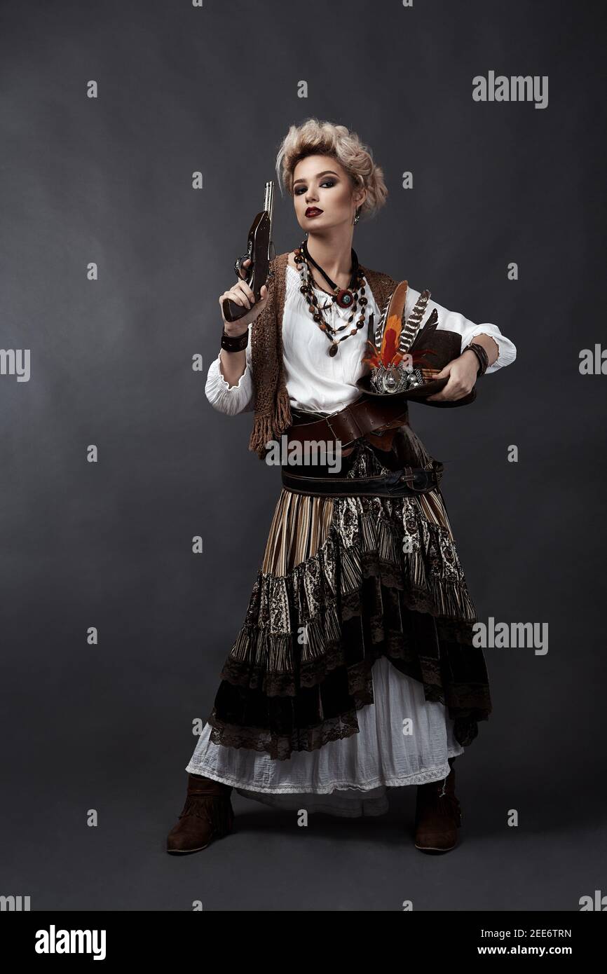 Bella ragazza in costume stile steampunk con cappello e pistola Foto Stock