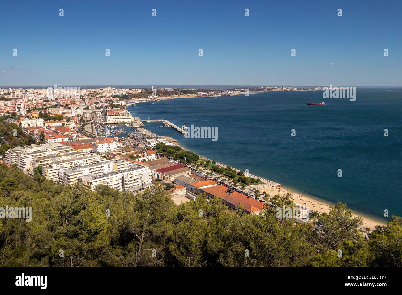 Vista sulla baia di Setúbal e sulla città, in Portogallo, dal forte di São Filipe in una giornata estiva. Foto Stock