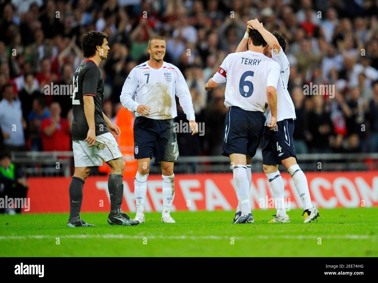 Calcio - Inghilterra v Stati Uniti d'America - International friendly -  Wembley Stadium - 28/5/08 John Terry celebra il primo gol per l'Inghilterra  con David Beckham (L) e Owen Hargreaves (R) Mandatory