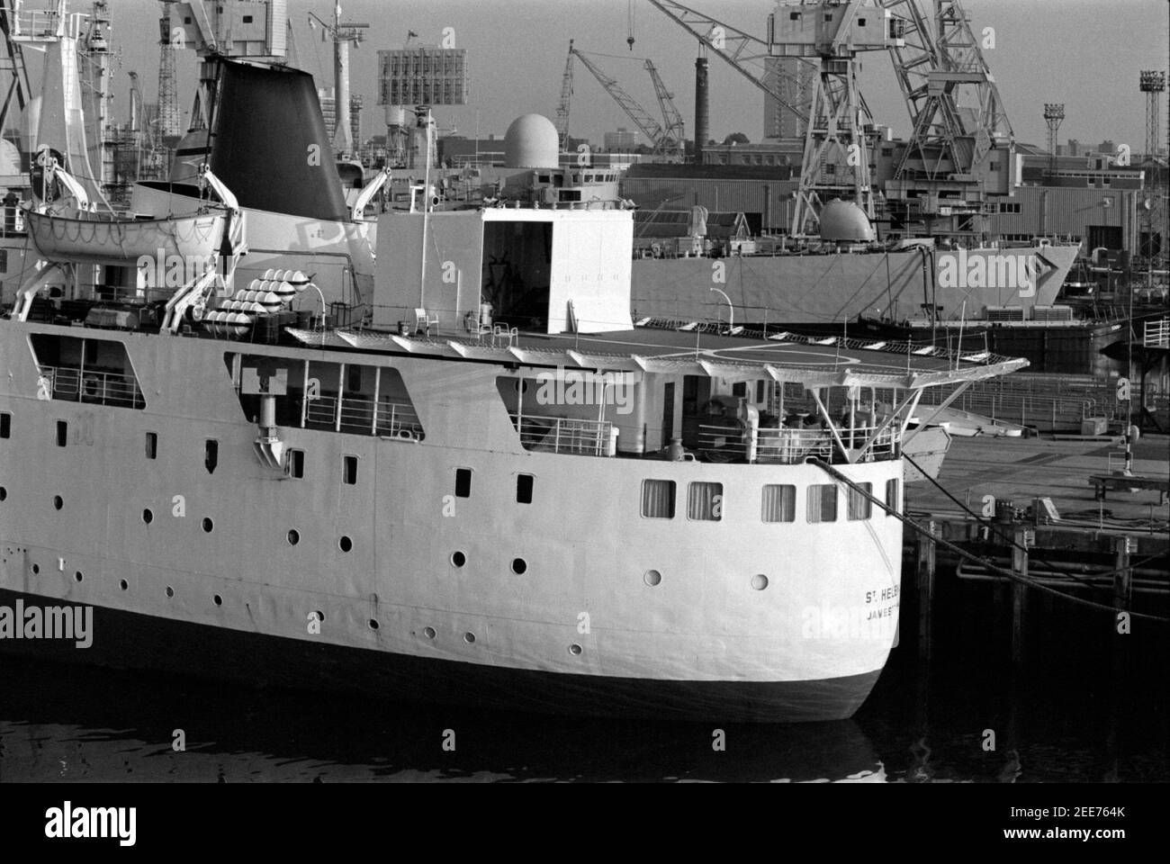 AJAXNETPHOTO. 30 MAY1982. PORTSMOUTH, INGHILTERRA - PARTENZA DELLE ISOLE FALKLAND. LA NAVE DA CARICO ST.HELENA, RICHIESTA DAL MOD, CARICA IL CARICO ALLA BASE NAVALE DI PORTSMOUTH. PARTICOLARE MOSTRA IL PAD DELL'ELICOTTERO. PHOTO:JONATHAN EASTLAND/AJAX REF:823005 2 Foto Stock