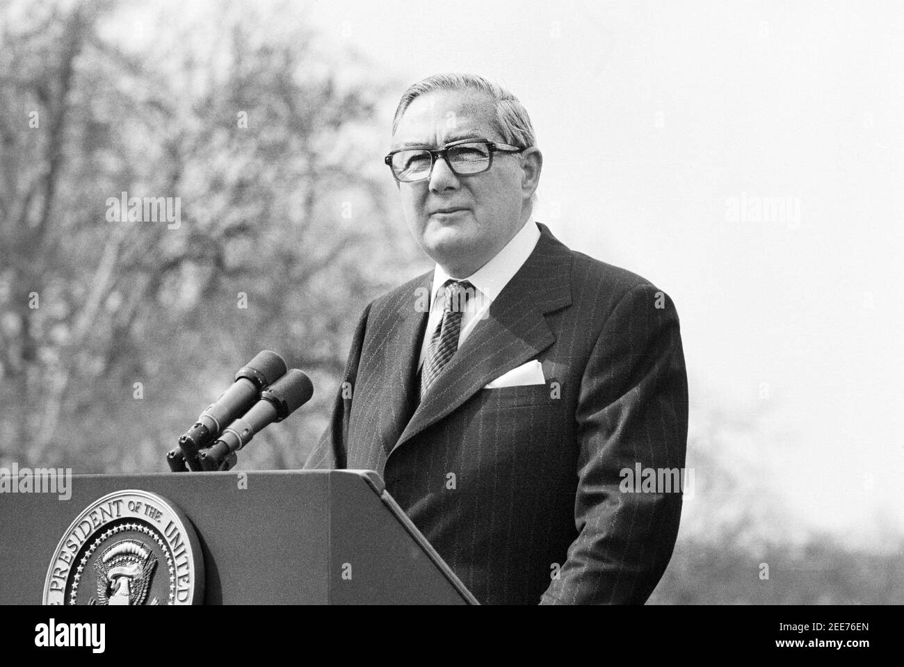 Il primo ministro britannico James Callaghan durante il discorso alla Casa Bianca, Washington, D.C., USA, Marion S. Trikosko, 10 marzo 1977 Foto Stock