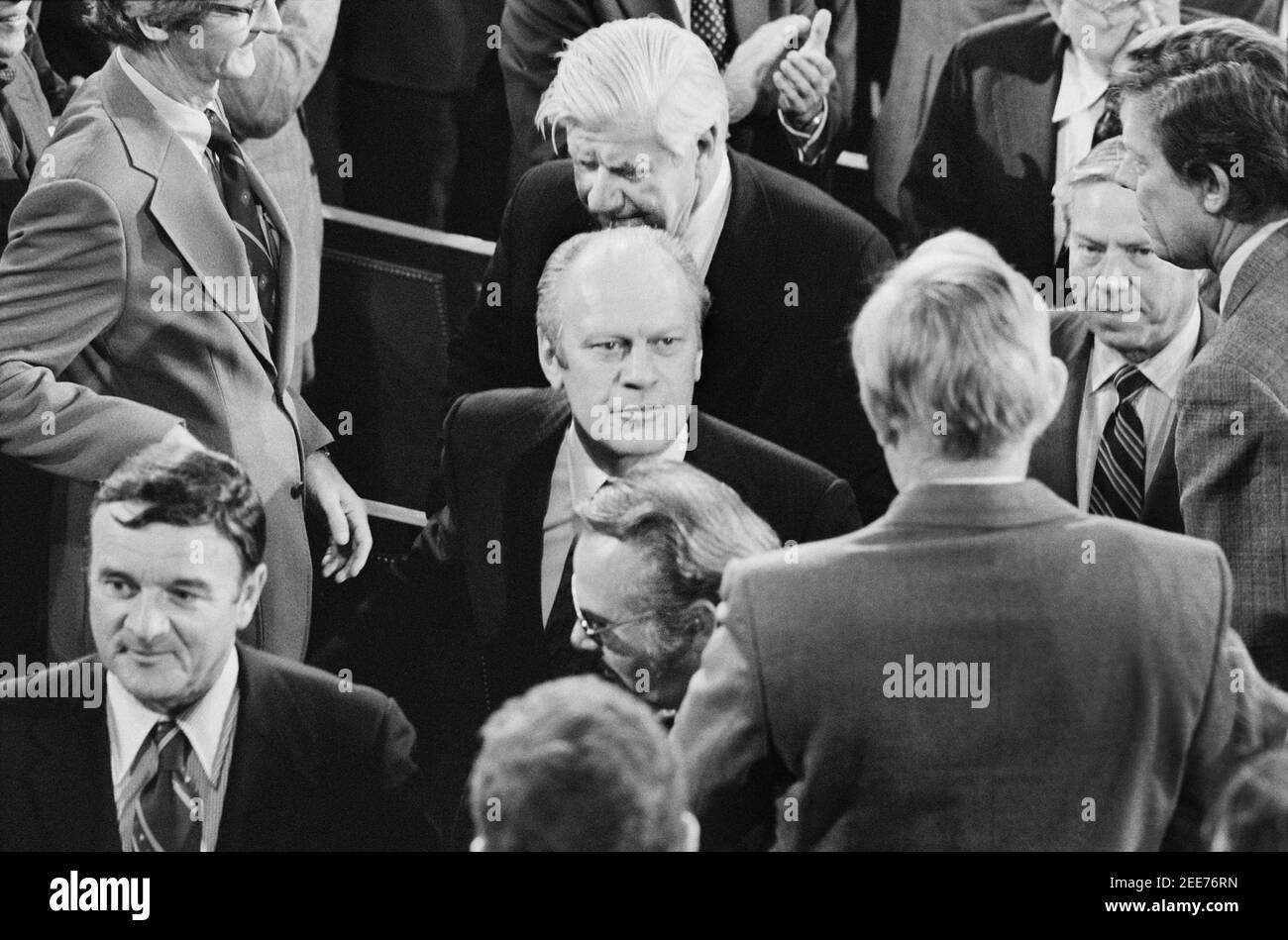 Il presidente degli Stati Uniti Gerald Ford circondato da membri del 94th Congresso, compreso il leader di maggioranza Tip o'Neill, dopo aver portato lo Stato dell'Unione Indirizzo, Washington, D.C., USA, Marion S. Trikosko, 15 gennaio 1975 Foto Stock