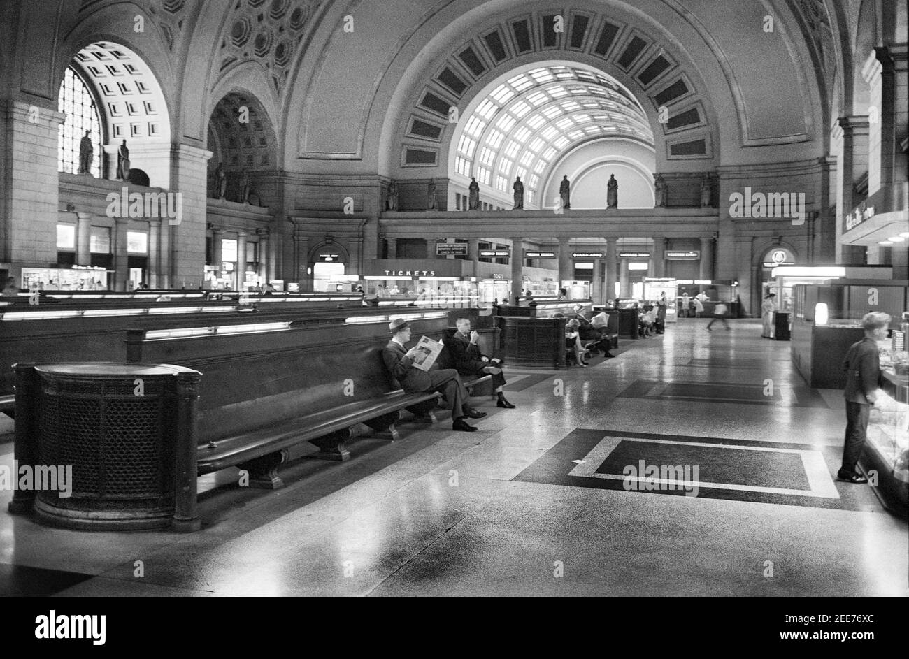 Passeggeri seduti in lunghe panchine nella sala d'attesa di Union Station, Washington, D.C., USA, Thomas J. o'Halloran, 14 agosto 1963 Foto Stock