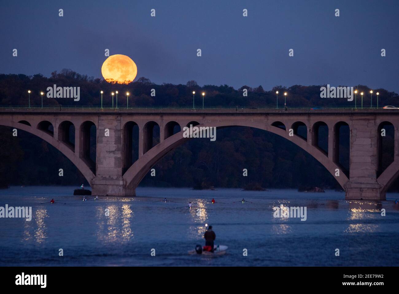 La luna piena si affaccia sul fiume Potomac e sul Key Bridge, che collega Arlington, Virginia e Washington, DC. Foto Stock