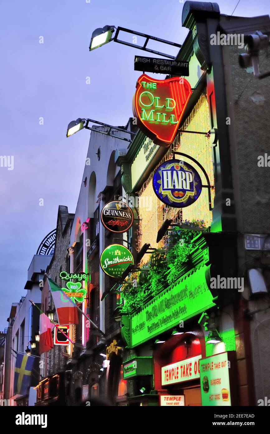 La colorata area di Temple Bar a Dublino è un area di intrattenimento per i turisti e la gente del posto. Foto Stock