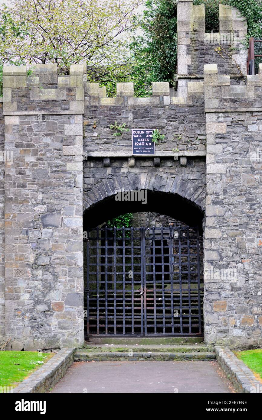 Dublino, Irlanda. L'unica casa d'accesso rimasta delle mura originali della città di Dublino, risalenti al 1240, che conducono alla chiesa di St. Audoen, Foto Stock