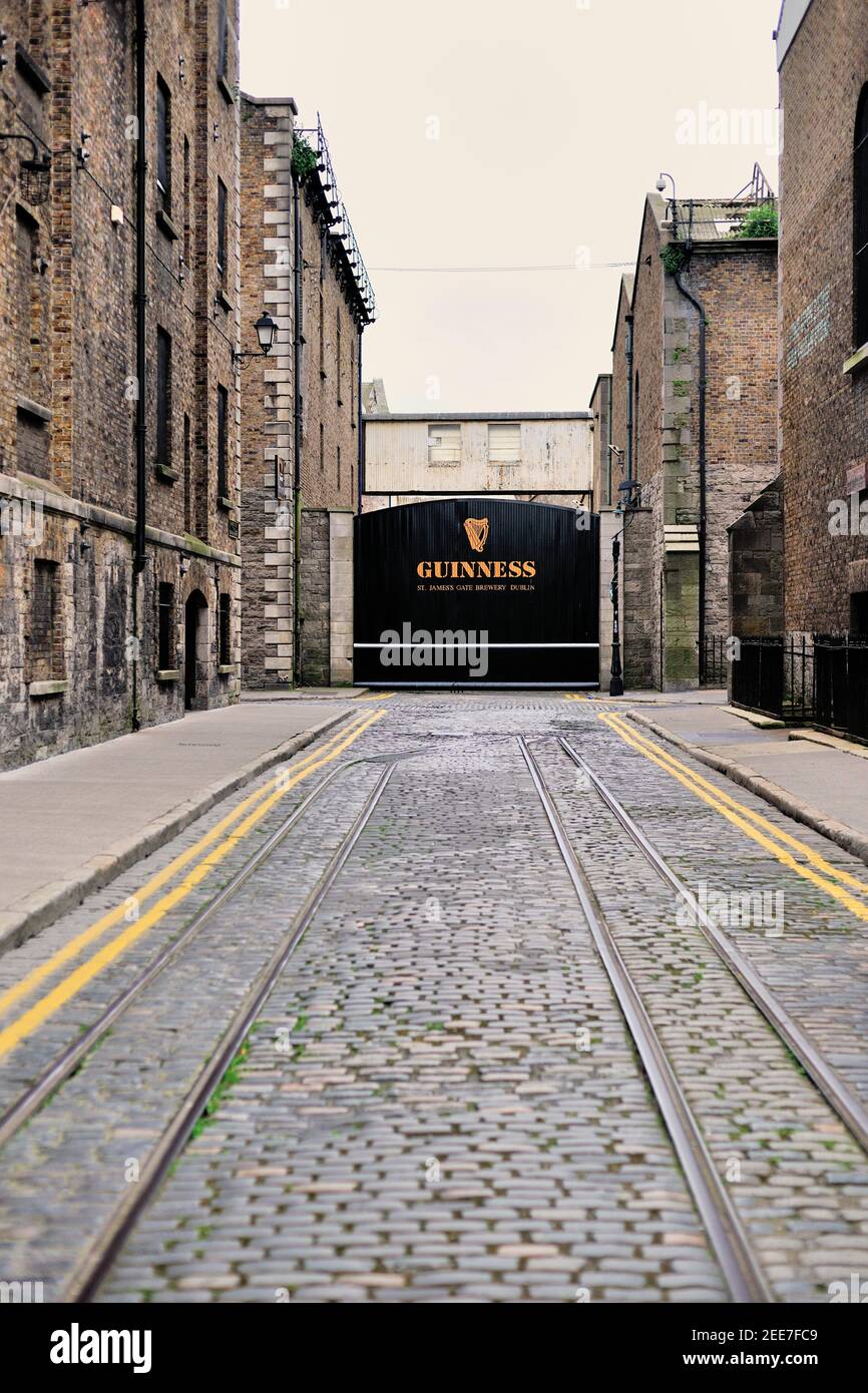 Dublino, Irlanda. Tracce posate in ciottoli antichi conducono ad un cancello presso la Guinness Storehouse a St. James Gate. Foto Stock