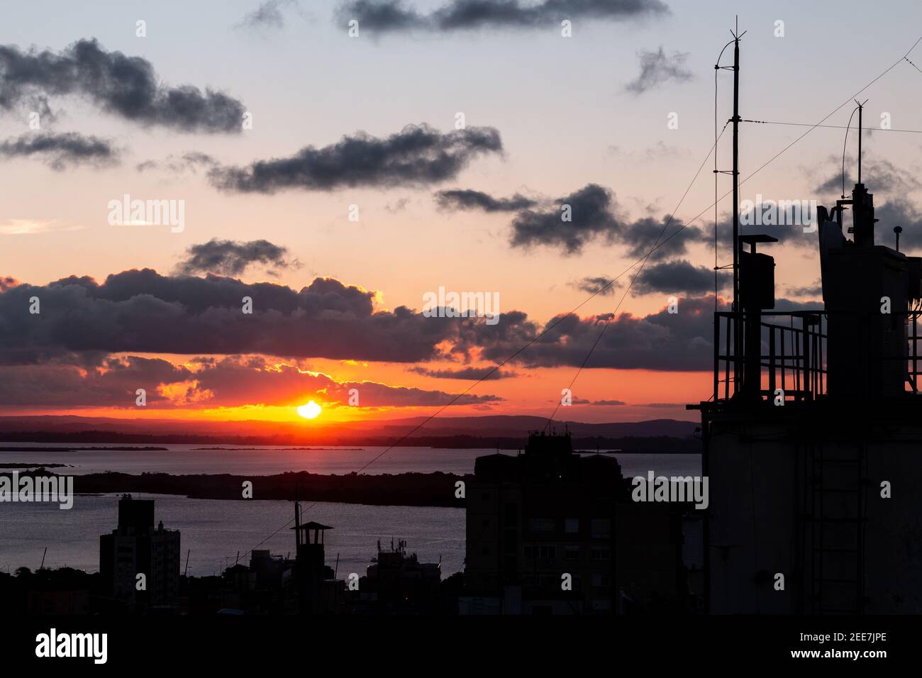 Tramonto sul lago Guaiba a Porto Alegre, Brasile Foto Stock