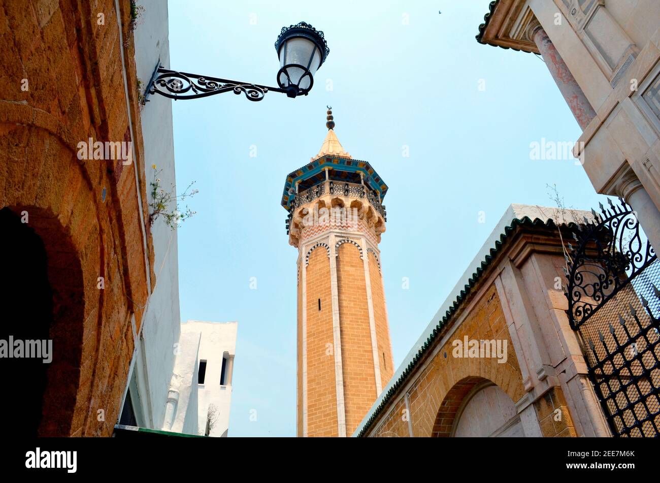 Minareto della Moschea di Youssef Dey nel quartiere Medina di Tunisi Foto Stock