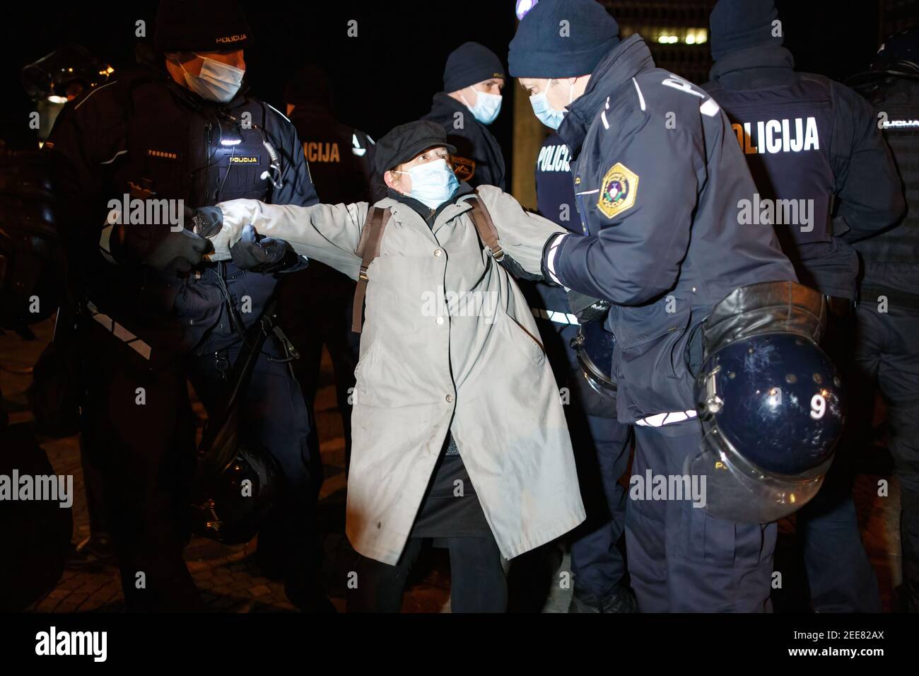 I poliziotti arrestano una donna durante una protesta anti-governo a Lubiana. Le proteste contro il primo ministro sloveno Janez Jansa sono continuate il giorno in cui l’Assemblea nazionale ha discusso una mozione di sfiducia nei confronti del governo. Il voto di sfiducia è stato avviato dall’opposizione che accusa il governo di autoritarismo. Foto Stock