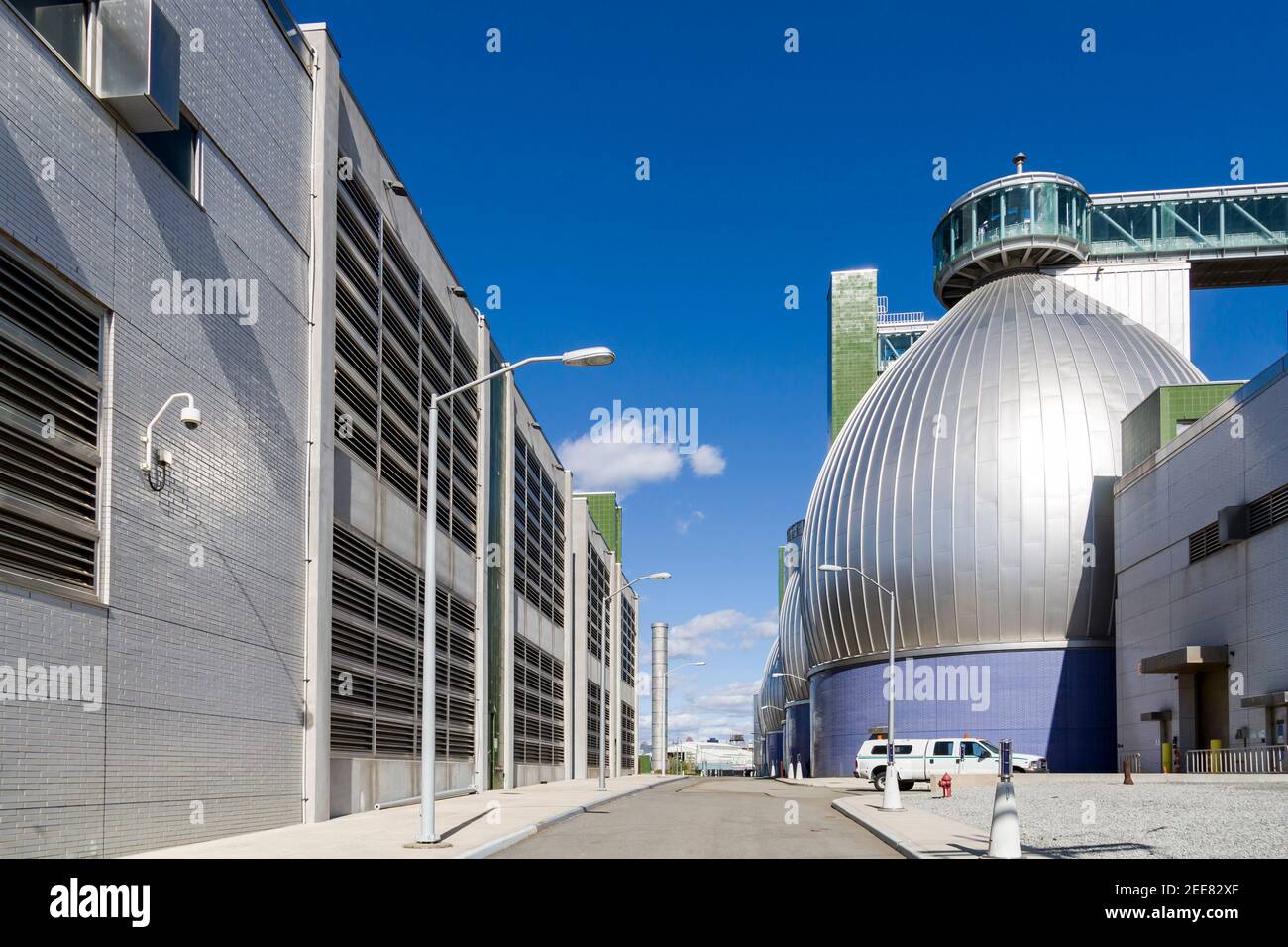 Foto architettoniche dell'impianto di trattamento delle acque reflue di Greenpoint su un Giorno di sole Foto Stock