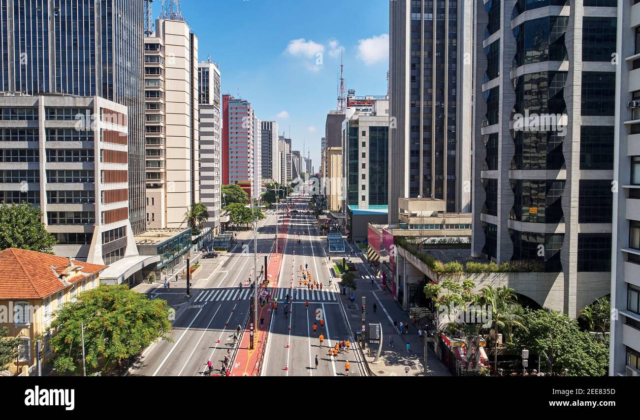 Persone che camminano su Avenida Paulista nella città di Sao Paulo nel fine settimana di sole. Foto Stock